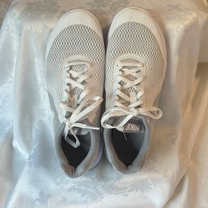 Nike mesh sneakers white with grey accent logo on both sides of shoe Sz 8.5